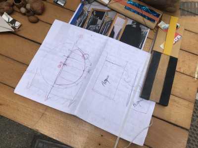 Tra aeroplanini di carta, rocchetti in panno per avvolgere i fili e curiosi �antistress� fatti con pezzi di legno che sbattono tra di loro, l�uomo ci mostra il disegno di un suo progetto: una ruota a moto continuo